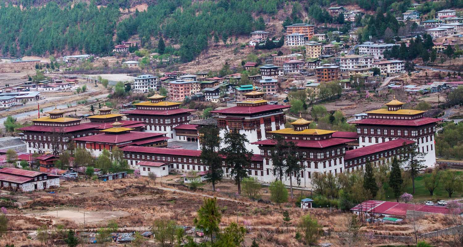 Бутан п. Лакханг бутан. Резиденция короля в Тхимпху. Тхимпху Центральная площадь. Монастырь гянгтей бутан.
